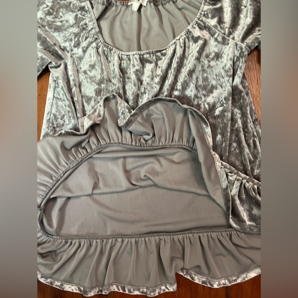 BLL crush velvet bell sleeve off shoulder ruffle hem top EUC medium - Picture 3 of 7